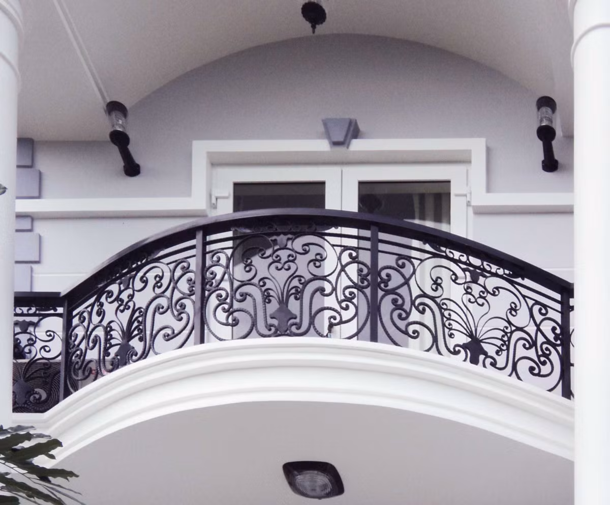 Một mẫu lan can ban công bằng sắt mang hơi hướng cổ điển khác dành cho những căn biệt thự. Ảnh: tuanphuong.