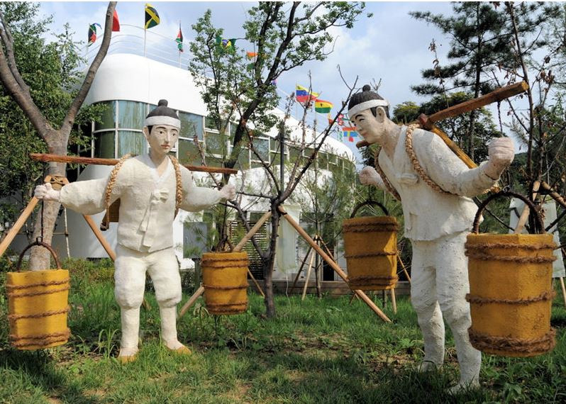 Ngôi nhà có hình dáng bồn cầu này được xây dựng từ các vật liệu gồm thép, bê tông trắng và kính.