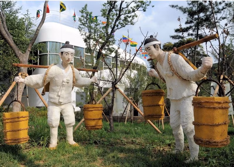 Ngôi nhà có hình dáng bồn cầu này được xây dựng từ các vật liệu gồm thép, bê tông trắng và kính.