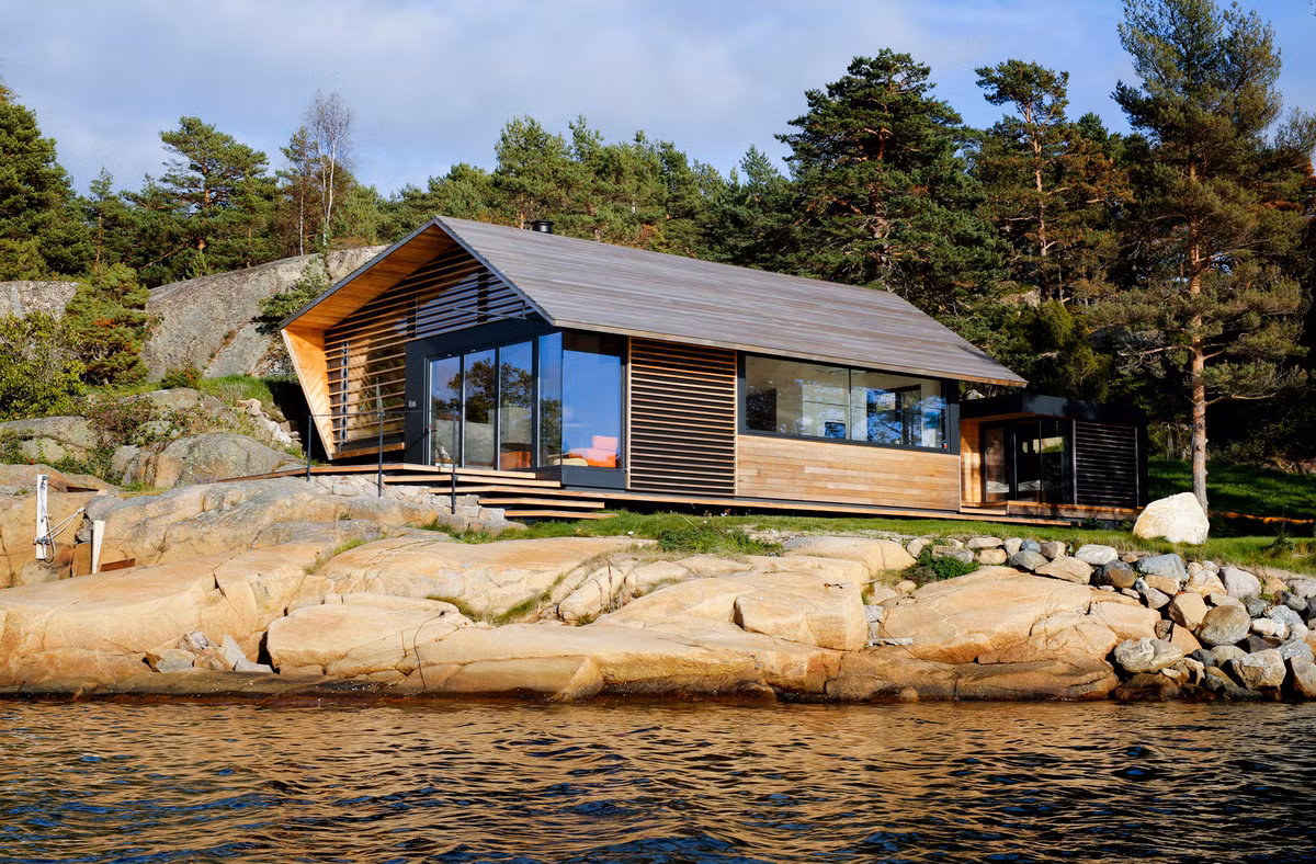 Có tên gọi Østfold, ngôi nhà nhỏ xinh xắn nằm ở quần đảo Oslofjord, Na Uy có tầm nhìn hướng ra biển và khung cảnh thiên nhiên xung quanh vô cùng nên thơ.