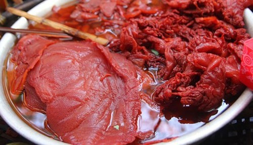 Thân sứa chứa 96-97 % nước nên chỉ vài giờ sau khi thu hoạch là hư hỏng. Cũng do có nhiều nước, nên sau khi sứa đỏ được đánh bắt lên sẽ được ngâm với nước vỏ cây sú vẹt để giúp sứa không tan, giòn và màu càng đỏ tươi hơn.