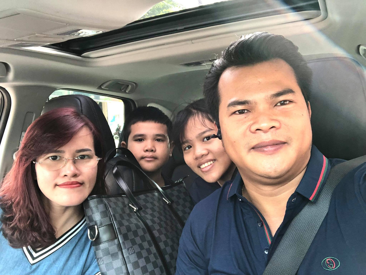 Người vợ xinh đẹp và 2 con của của "đại gia sim số" Minh Phương. Ảnh: FBNV.