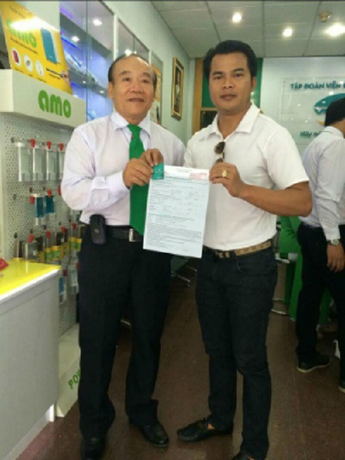 Ít ai biết, chính anh là người đã từng sở hữu siêu sim 0989999999 này khi mua lại từ ông Hồ Huy – Chủ tịch tập đoàn Mai Linh năm 2015 với giá 4,5 tỷ. Anh chia sẻ trên Zing, do lý do cá nhân anh phải chuyển nhượng lại cho đại gia Bùi Nguyễn Gia Khang (TP. HCM) nhưng vẫn luôn theo dõi bước đi của siêu sim này và khi có cơ hội sở hữu lại, anh tìm mọi cách để mua lại. Ảnh: Kênh 14.