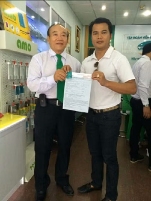 Ít ai biết, chính anh là người đã từng sở hữu siêu sim 0989999999 này khi mua lại từ ông Hồ Huy – Chủ tịch tập đoàn Mai Linh năm 2015 với giá 4,5 tỷ. Anh chia sẻ trên Zing, do lý do cá nhân anh phải chuyển nhượng lại cho đại gia Bùi Nguyễn Gia Khang (TP. HCM) nhưng vẫn luôn theo dõi bước đi của siêu sim này và khi có cơ hội sở hữu lại, anh tìm mọi cách để mua lại. Ảnh: Kênh 14.