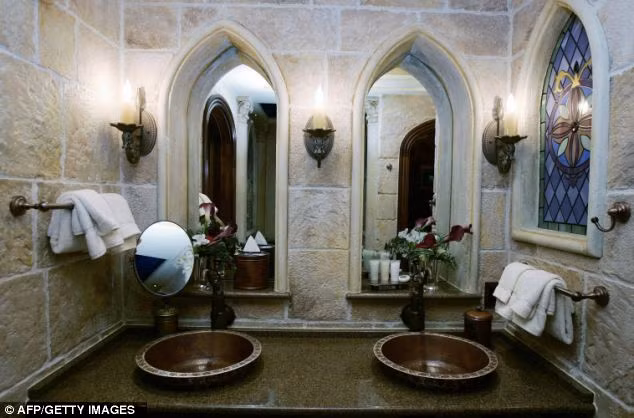 Nhà tắm theo phong cách của ông hoàng với trần khảm sang trọng và đèn chùm đồ sộ.