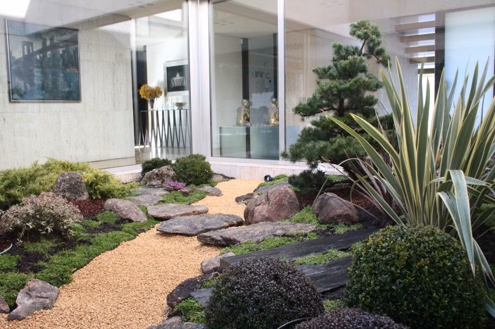 Sỏi và đá tự nhiên là hai loại vật liệu rẻ tiền và dễ tìm nên chúng đang ngày càng trở nên phổ biến hơn trong các thiết kế sân vườn. Ảnh: Syonpress.