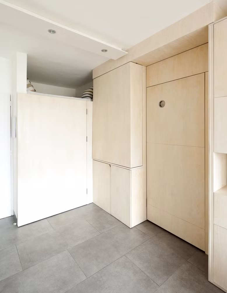 Ít ai nghĩ rằng đằng sau những khối gỗ kia lại là ẩn chứa cả một khu bếp và giường ngủ. Ảnh: Homedsgn.