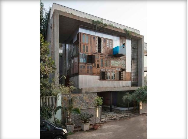 Trong khi đó, ngôi nhà ở Mumbai này lại tận dụng những khung cửa sổ và cửa ra vào của những ngôi nhà hoang trong thành phố. Ảnh: S+PS Architects.