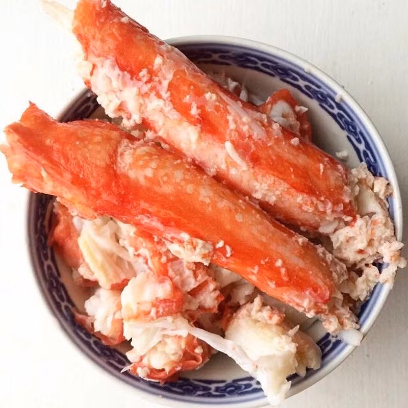 Thịt cua sẽ làm được rất nhiều món, như: nem cua, súp, xào miến,... Khi ăn, thịt cua có vị ngọt, thanh và thơm, không giống vị bùi của những loài cua biển khác. Thịt cua được bọc trong lớp vỏ cứng, nhưng bên trong thịt rất mềm. Cua Hoàng đế ngon nhất là hấp vì vẫn giữ được hương vị tự nhiên.