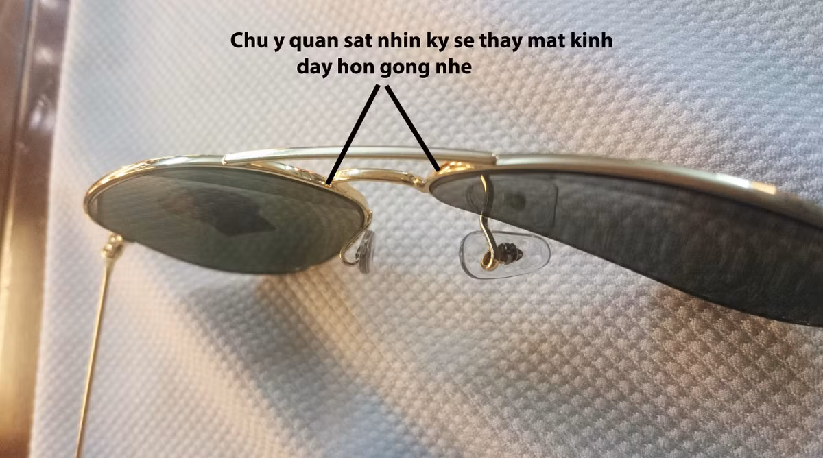 Kính chính hãng đều có 7 vòng bản lề bạc lồng vào nhau dính chặt vào hai mặt khung kính mà không có một chút dấu vết nào của keo thừa hay nhựa cháy. Còn kính giả thường được làm qua loa không được tỉ mỉ nên phần keo dán sẽ lộ rõ.