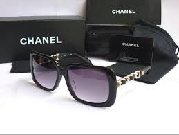 Sản phẩm cao cấp thể hiện sự sang trọng ở bao bì đóng gói khi khách mua hàng. Hộp chứa kính, túi đựng đều được chế tác tinh tế, sang trọng với logo in dấu. Ngược lại, hàng nhái thường đặt trong những chiếc hộp hoặc túi sơ sài, không có logo hoặc logo nhái.