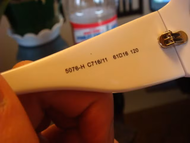 Ví dụ mắt kính Chanel: Sự khác nhau chính nằm ở phông chữ ghi số seri, số seri có thể trùng nhau nhưng phông chữ của mắt kính Chanel giả sẽ bị lệch so với phông chữ thật. Và chữ C của kính Giả nằm ngay trước mã màu là chữ in hoa còn trong kính Thật thì là chữ c thường. Hình vuông của kính Chanel Giả giữa số 61 và 16 thì hơi to hơn bình thường còn hàng thật thì hình vuông nhỏ.