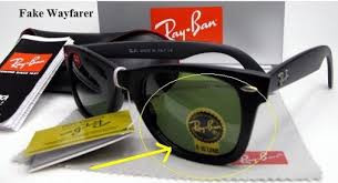 Chú ý đến logo của kính mắt. Những loại kính thật, chính hiệu thì nhãn mác của hãng sẽ được in sắc nét hoặc được khắc chìm bằng laser rất tinh tế chứ không dùng logo bằng giấy dán đơn thuần.