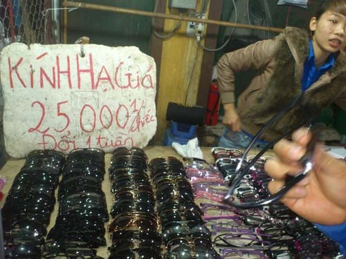 Theo thông tin mới đây, ước tính có đến 90% mắt kính hàng hiệu trên thị trường hiện nay là hàng giả có nguồn gốc từ Trung Quốc, Hong Kong, Đài Loan. Những loại kính mắt hàng nhái này có kiểu dáng bắt mắt mà giá lại siêu rẻ, thậm chí có loại chỉ dao động từ 10.000 – 100.000 đồng.