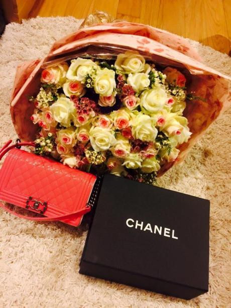 Tài sản của vị đại gia cũng được cô nàng khoe khéo bằng những món quà kếch xù trên trang cá nhân.