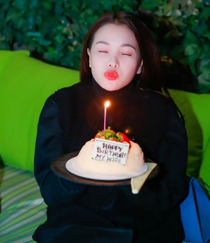 Người tình đại gia của Trà Ngọc Hằng được cô ca ngợi không chỉ có tài sản kếch xù mà còn rất giàu lãng mạn yêu thương. Vị đại gia có lần còn tổ chức một buổi tiệc sinh nhật sang trọng cho cô ca sỹ với bạn bè thân thiết.