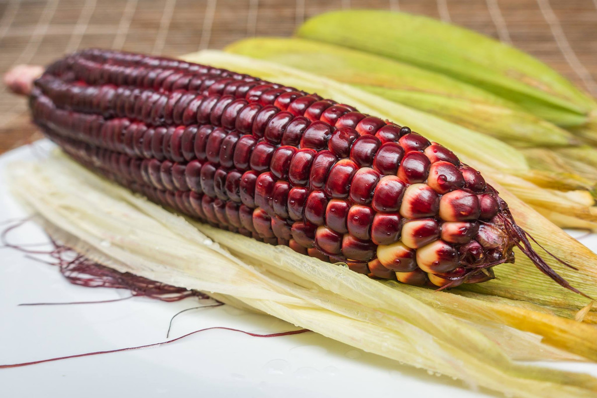 Ngô Nữ hoàng đỏ hiện được bán với giá 20.000- 35.000/bắp. Ảnh: Hstatic.