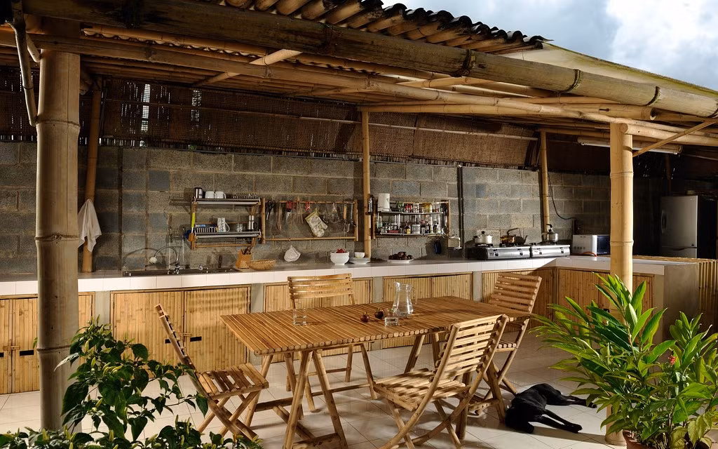 Còn đây là ngôi nhà được làm hoàn toàn bằng tre nằm ở ngoại ô TP HCM. Ảnh Wsj.