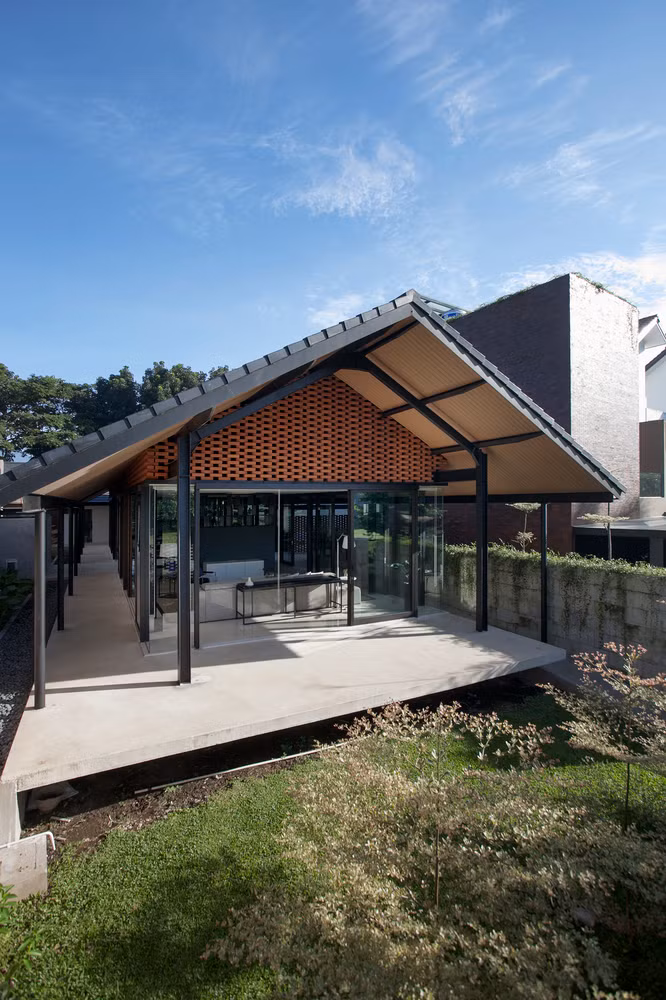 Ngam nha cap 4 trong suot voi be boi ngoai troi dep lung linh