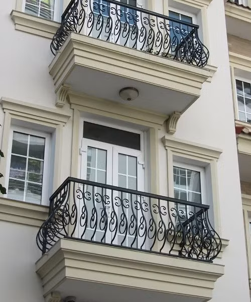 Lan can ban công bằng sắt với nhiều cách điệu góp phần giúp tổng thể thiết kế kiến trúc ngoại thất của ngôi nhà trở nên ấn tượng hơn rất nhiều. Ảnh: Baoxaydung.