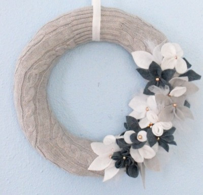 Vòng hoa giáng sinh. Tạo một vòng hoa ấm cúng trong mùa đông với len rất đơn giản. Chỉ cần một cái khung tròn để quấn len xung quanh và đính kèm hoa, hạt ngọc trai, trông đặc biệt sang trọng.