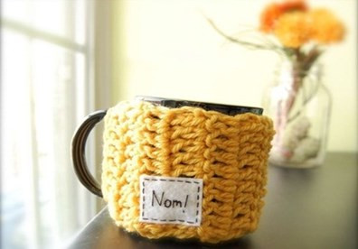 Áo len cho cốc. Những chiếc cốc sành sứ lạnh lẽo mùa hè sẽ vô cùng ấm áp và thu hút khi bạn lồng chiếc áo len mới cho nó.