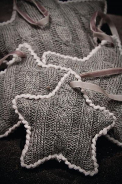 Ngôi sao giáng sinh phủ len. Đây là món quà noel đơn giản và rẻ tiền nhất để tặng bạn bè nhưng nó vẫn vô cùng giá trị. Nó cũng có thể được dùng để trang trí khắp ngôi nhà vào mùa giáng sinh.