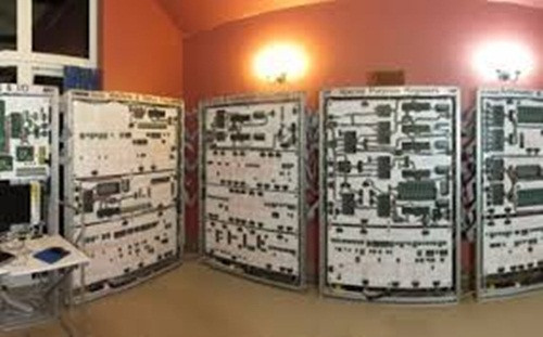 Anh cũng lắp 10.000 chiếc đèn LED để thấy cách thức dữ liệu vận hành và xử lý logic. 