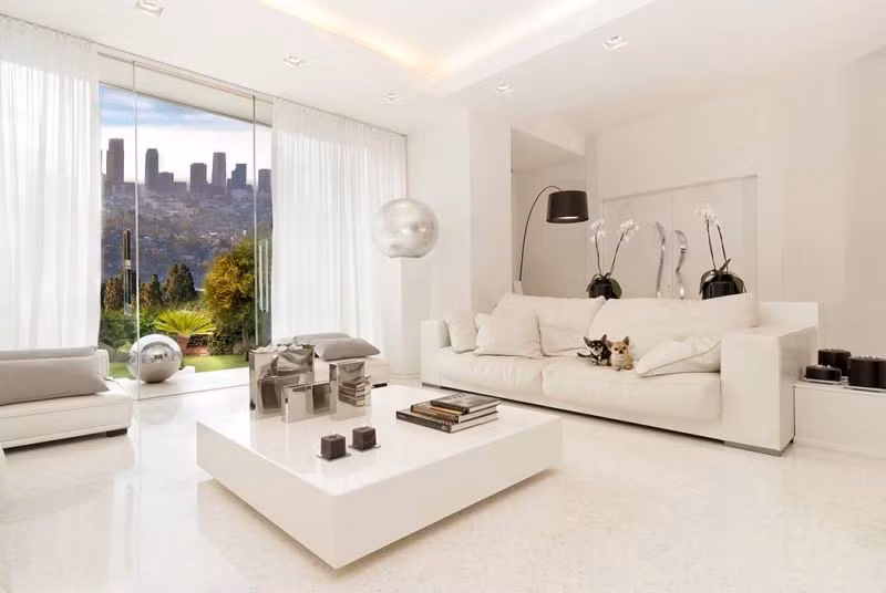 Ngoài rộng rãi, không gian trong căn phòng màu trắng cũng tạo cảm giác thông thoáng hơn rất nhiều... Ảnh: Baoxaydung.