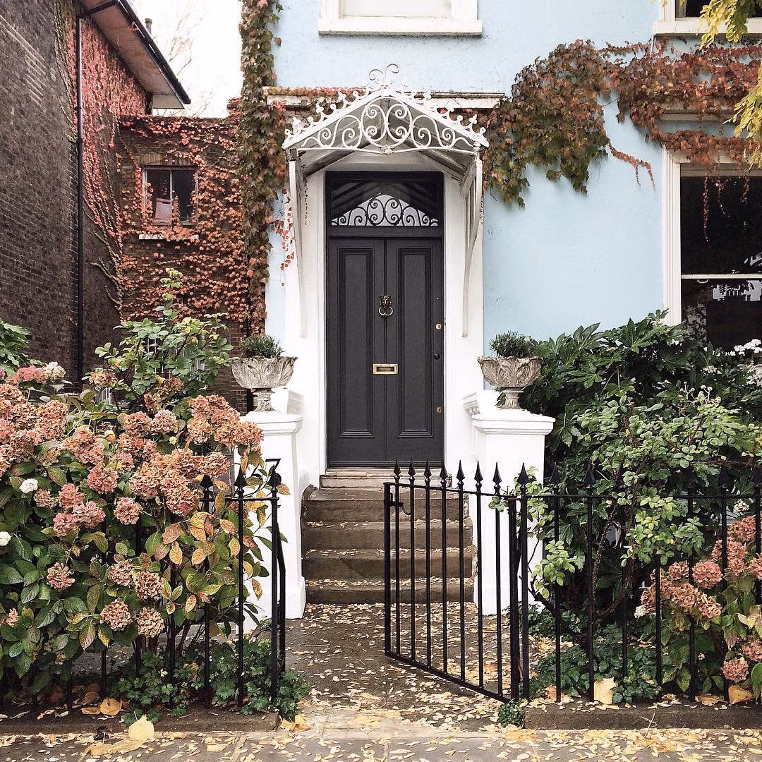 Thềm nhà rực rỡ sắc hoa. Ảnh: Twimg. 