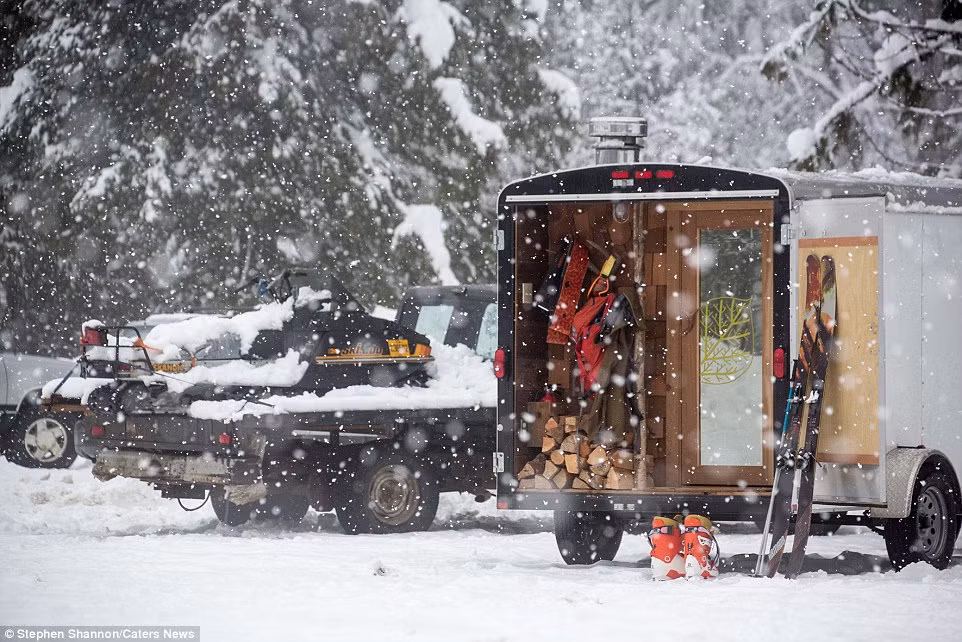 Nhà tắm hơi 4 bánh này của Mika thích hợp cho những người thường xuyên du lịch mà vẫn muốn tận hưởng sự tự nhiên của dịch vụ xông hơi khô truyền thống dù họ đang ở đâu.
