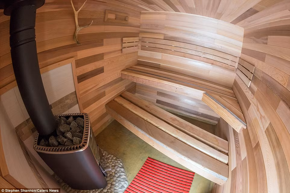 Anh Mika 31 tuổi đã từng lớn lên với một phòng tắm hơi điện trong ngôi nhà của mình ở Phần Lan. Ở đất nước này, hầu như gia đình nào cũng có một phòng tắm hơi.