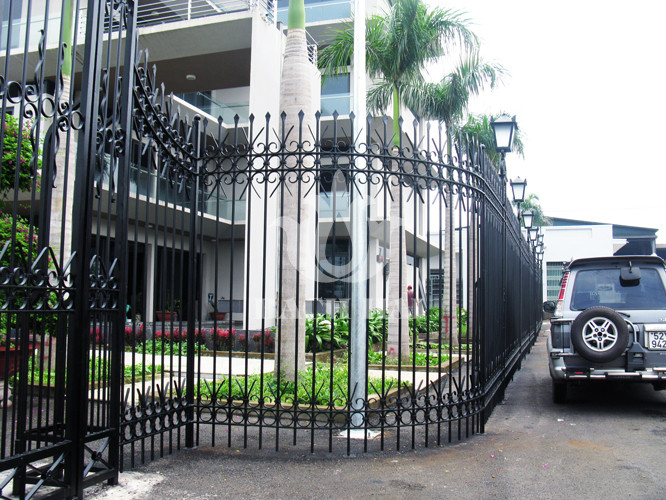 Bởi ngoài sự kiên cố, bảo vệ ngôi nhà thì hàng rào bằng sắt còn có thể chế tác nhiều kiểu dáng, mẫu mã, đảm bảo tính thẩm mỹ cho mỗi công trình. Ảnh: Bachhai.