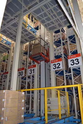 Tại kho hàng tự động của JD.com, máy móc và robot đảm nhiệm xử lý tới 9.000 đơn đặt hàng mua hàng trực tuyến mỗi giờ. Ảnh: Akamaihd.