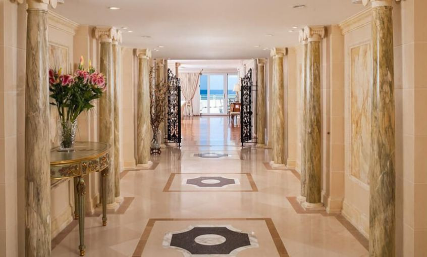 Những chiếc cột được ốp đá cẩm thạch mang lại sự sang trọng và tinh tế vượt bậc cho ngôi nhà. Ảnh: eurostone.