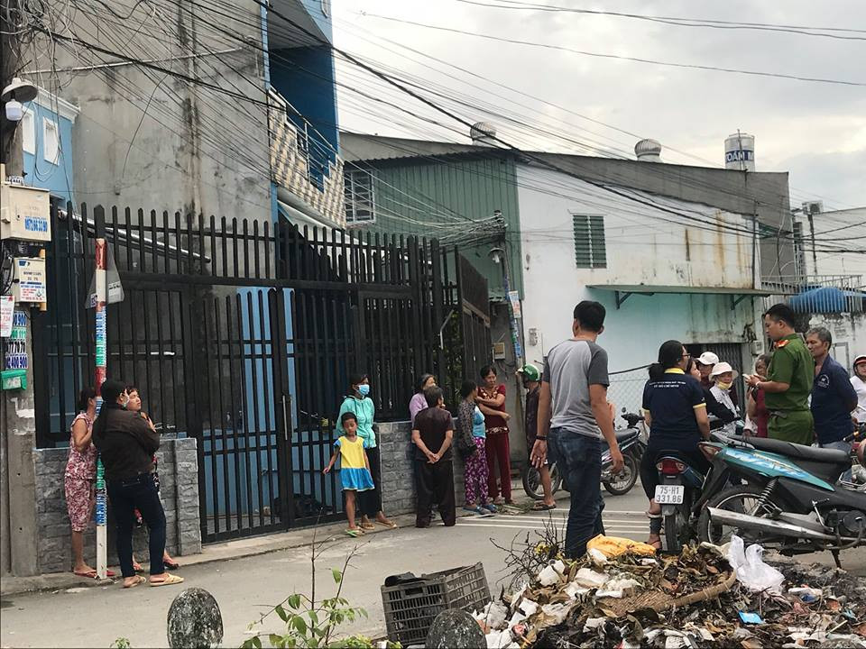 Con gai hoang hon phat hien bo me nam guc tren vung mau