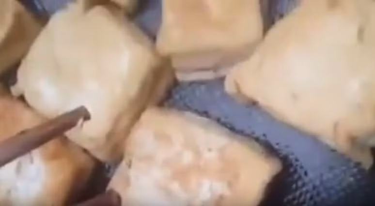 Rung roi thuc pham ban doi bo luc nhuc van len ban an-Hinh-3