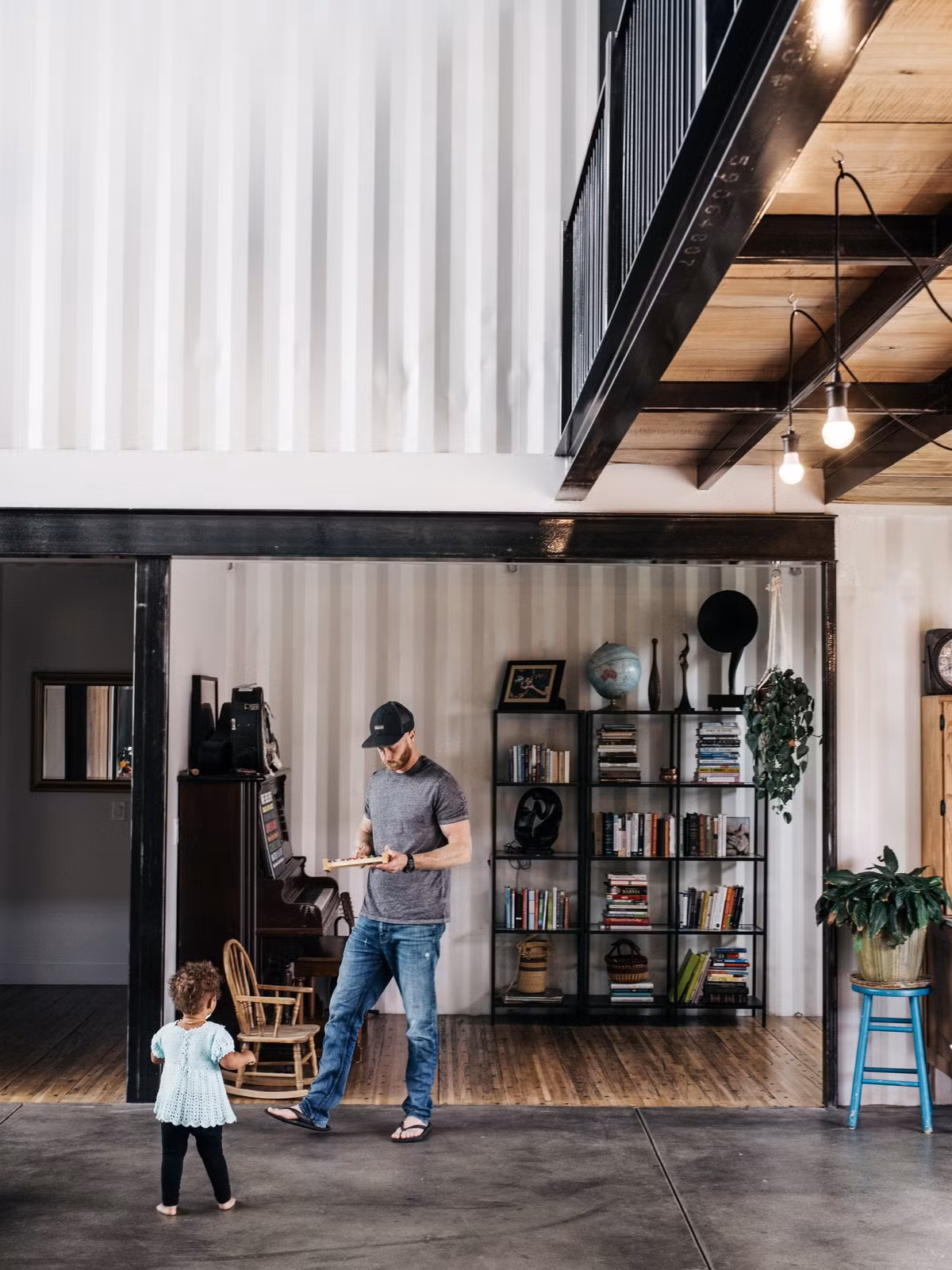 Ngôi nhà làm từ container là nơi cư trú của Regan Foster - một nhân viên cứu hỏa tại bang Colorado (Mỹ) cùng vợ anh, con gái và mẹ vợ.