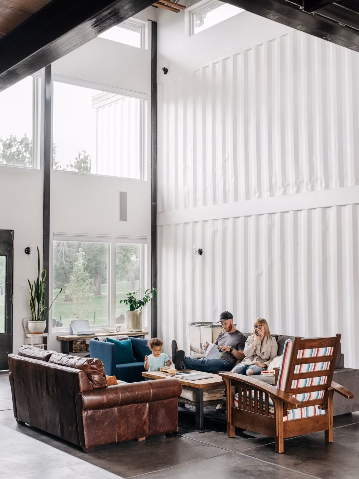 Và cuối cùng, Regan và vợ quyết định cùng nhau thiết kế, xây dựng tổ ấm từ 9 chiếc container cũ nằm ngay bên ngoài đường thành phố Denver ở Hạt Adams.