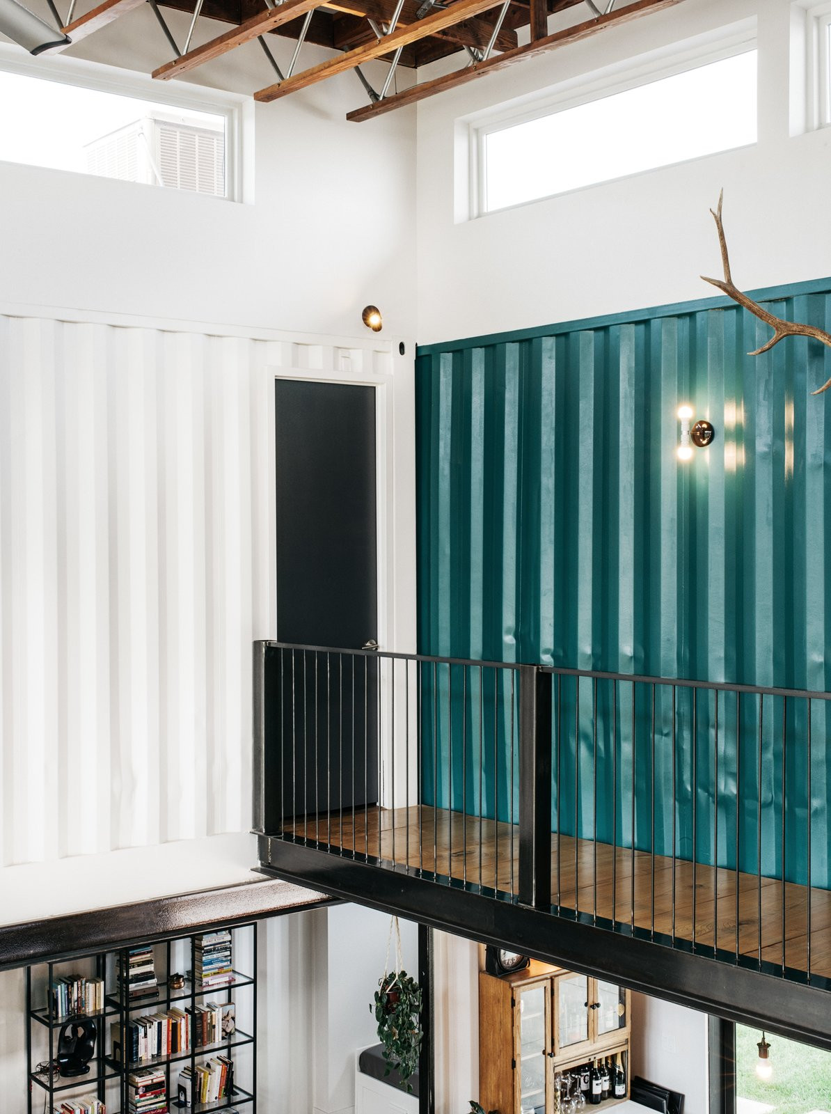 Năm 2014, anh Regan bắt đầu nghĩ về việc xây dựng một ngôi nhà mới từ những thùng container cũ.