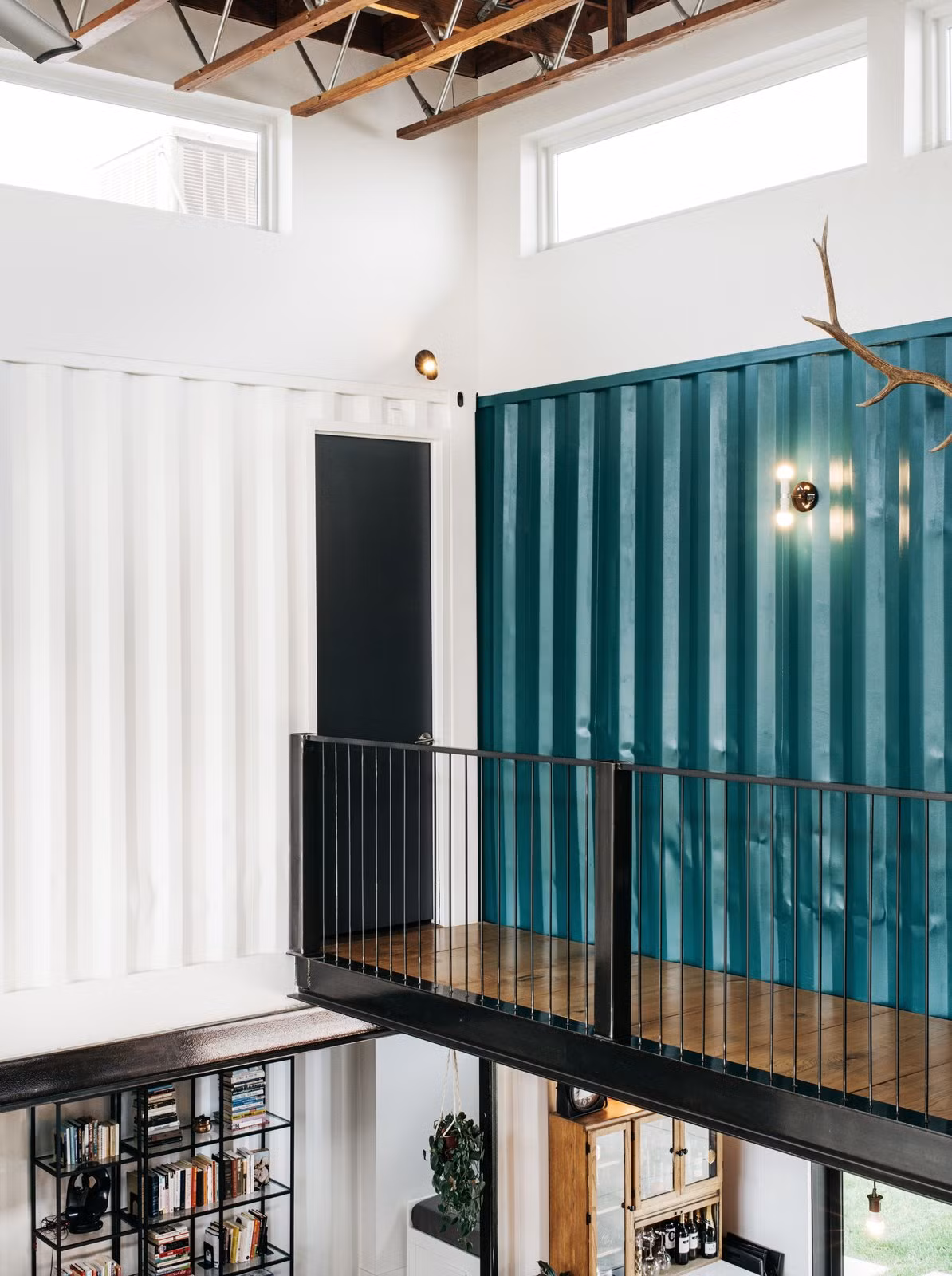 Năm 2014, anh Regan bắt đầu nghĩ về việc xây dựng một ngôi nhà mới từ những thùng container cũ.