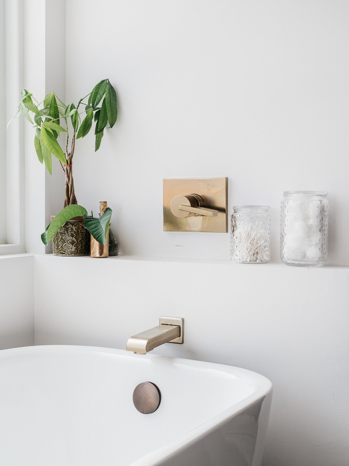 Quá trình chế tạo nhà từ container khá phức tạp, bởi phải đảm bảo làm sao để sàn nhà không bị rung khi di chuyển, cũng như làm thế nào để lắp ráp các bộ phận với nhau mà không có cảm giác đang sống trong một cái kho chứa hàng,...