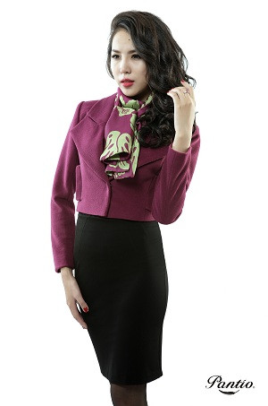 Chiếc áo khoác giả vest dài tay dáng lửng thân này sale 70%, chỉ còn 650.000 đồng trong khi giá gốc của nó là 2.168.000 đồng.