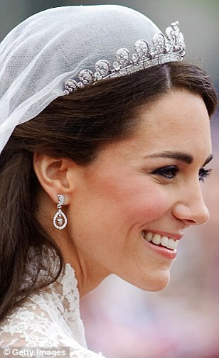 Vương miện Cartier Halo. Là món quà sinh nhật lần thứ 18 vua cha tặng cho bà, tuy nhiên bà chưa bao giờ mang nó trước công chúng. Nó từng được diện kiến người dân khi công nương Kate đeo nó trong ngày cưới.