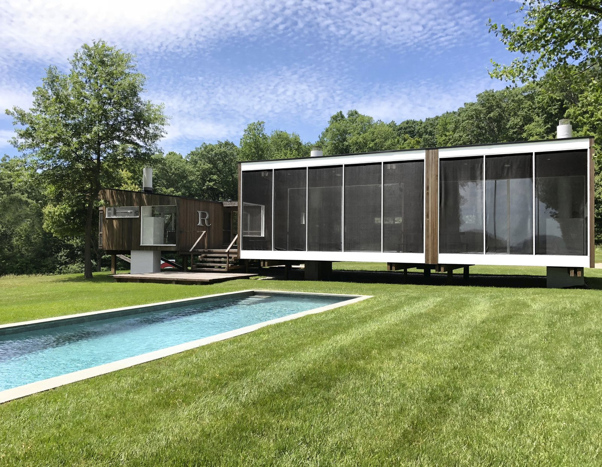 Một hồ bơi nhỏ xinh nằm giữa thảm cỏ xanh rờn.