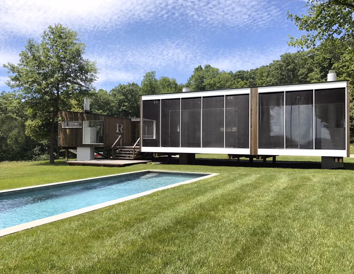 Một hồ bơi nhỏ xinh nằm giữa thảm cỏ xanh rờn.