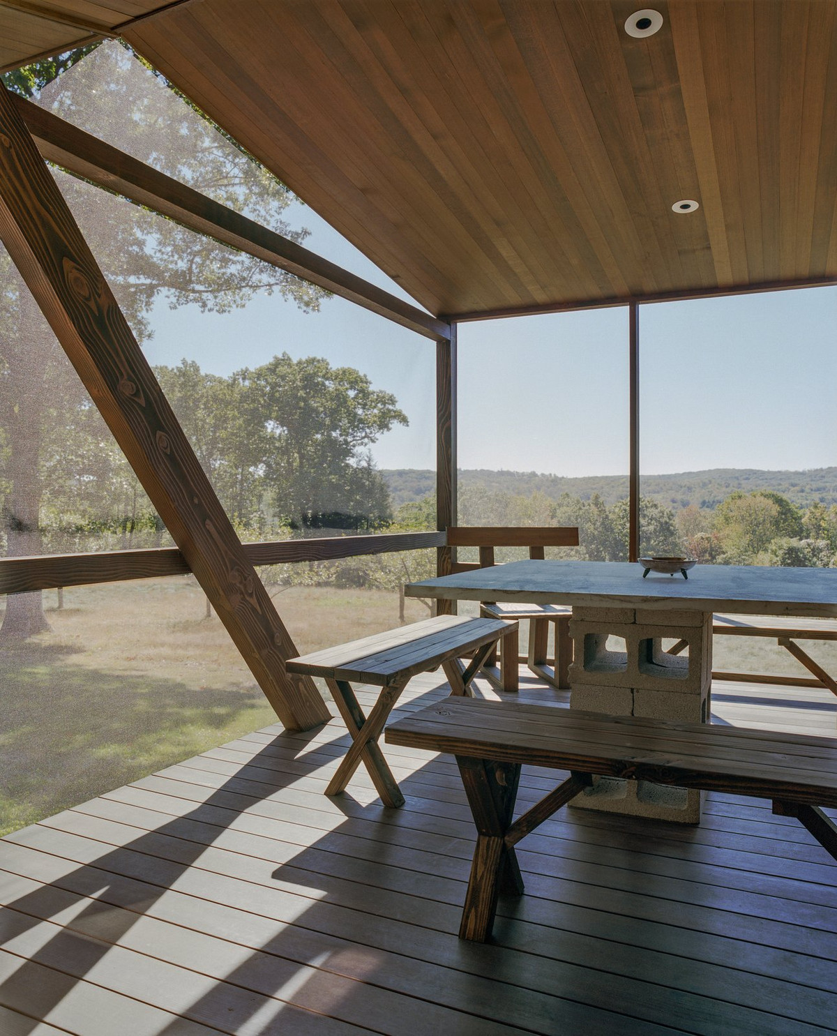 Khu vực ăn uống ngoài trời có mái hiên che.