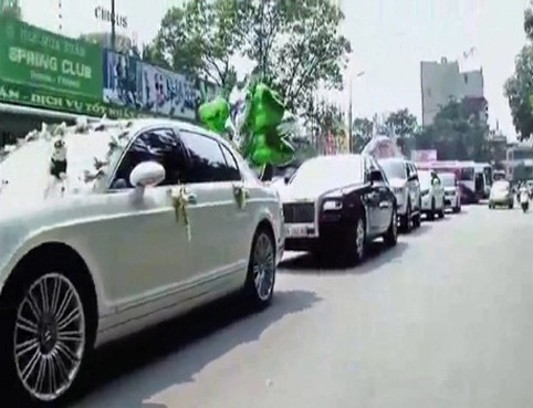 Điểm nổi bật về gia thế giàu có bên chồng còn thể hiện trong lễ cưới của Huyền Baby là sự xuất hiện của dàn siêu xe rước dâu. Hàng loạt các thương hiệu xe hạng sang xuất hiện như: Rolls-Royce, Bentley, Lexus...