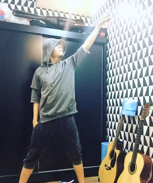 Một góc phòng của Kelvin Khánh được trang trí cá tính.