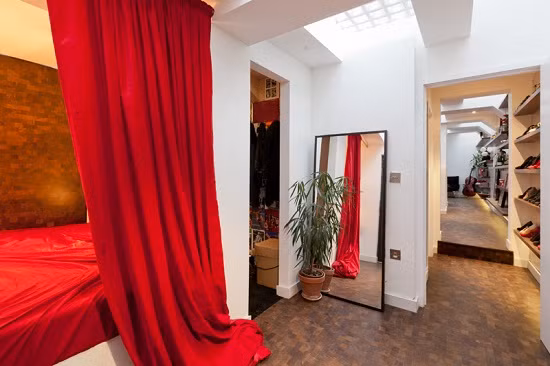 Thậm chí còn có cả phòng thay đồ, phòng ngủ cho khách và một khoảng sân vườn nhỏ đầy sắc xanh.